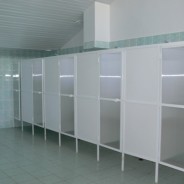 Сантехнические перегородки из матового стекла
